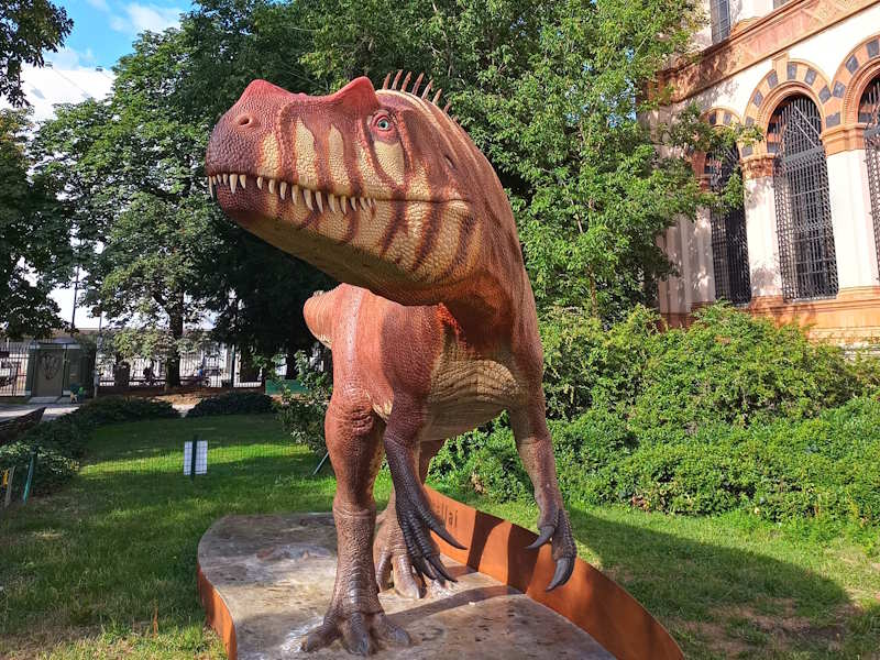 dinosauro fuori museo milano