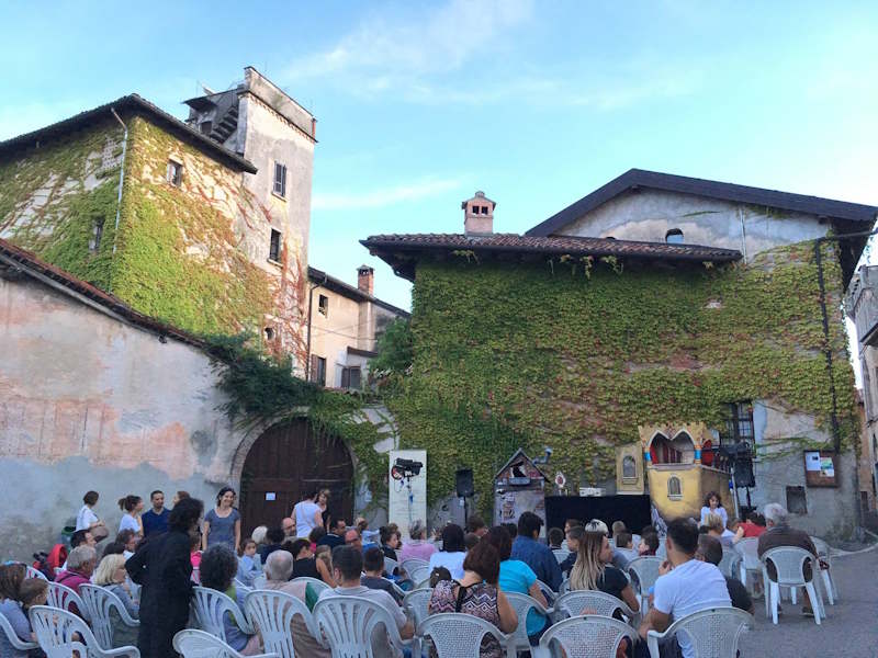 spettacolo burattini biancaluna azzate piazza