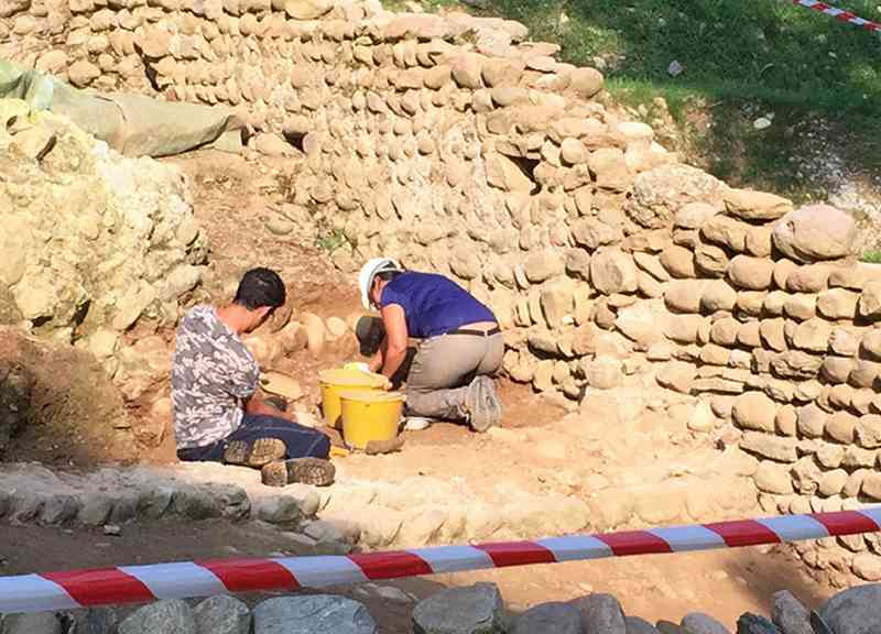 visite guidate agli scavi archeologici al Monastero di Torba